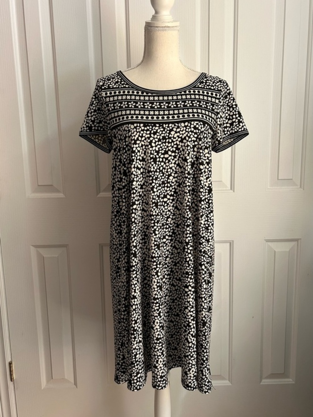 MAX STUDIO Floral Short-Sleeve Midi Dress, Black and White, Size Medium
